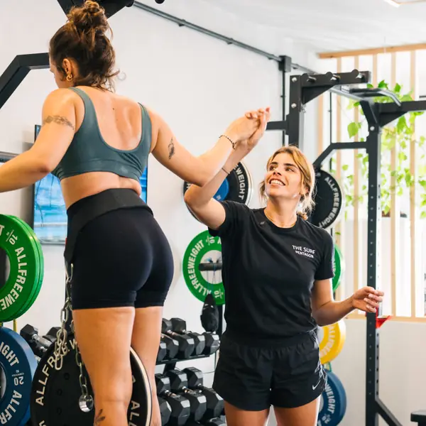 Entrenamiento de surf en la playa